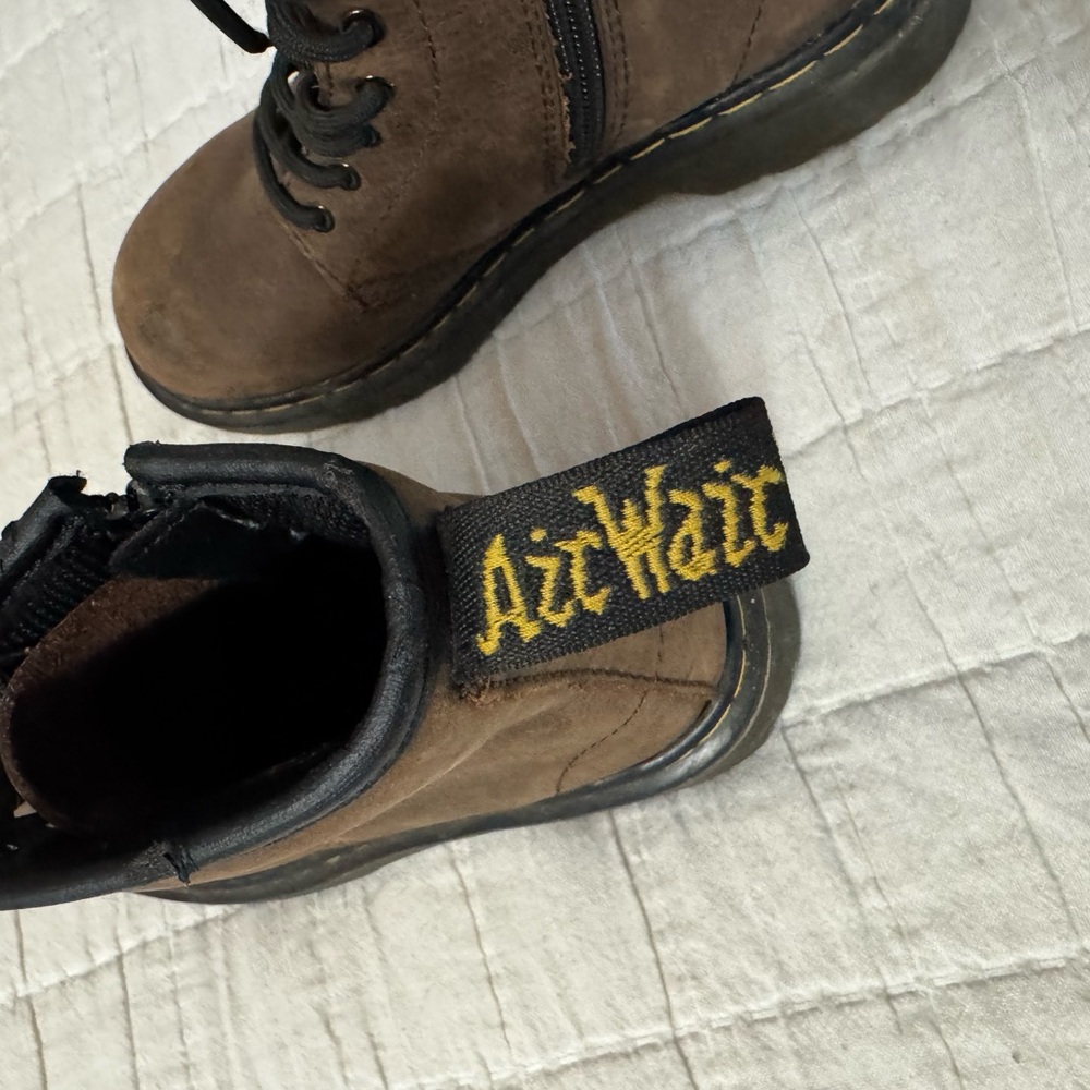 Dr Marten kids Delaney Brown size US 1 Classic Style EUC - Picture 10 of 12
